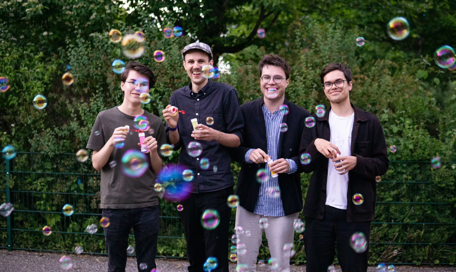 Bild vom blinzl-Team mit Seifenblasen